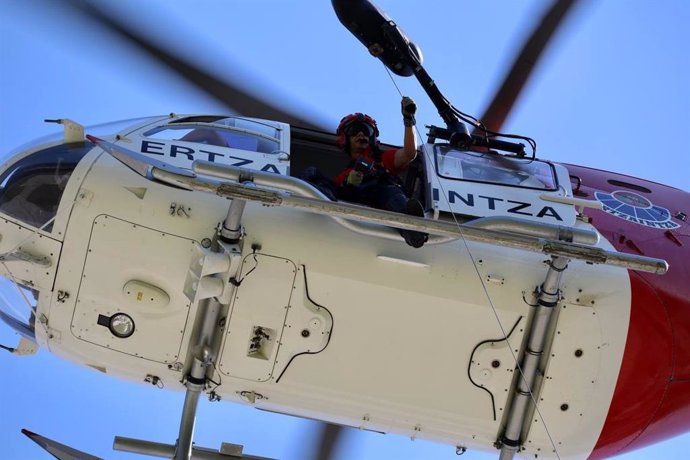 Archivo - Rescatada en helicóptero tras sentirse indispuesta en los acantilados de Jaizkibel, en Hondarribia
