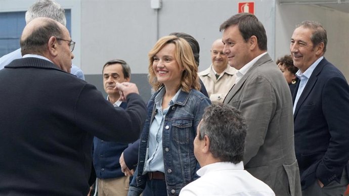 Archivo - Pilar Alegría junto a Víctor Francos durante su presencia en el partido entre el IMF Getafe y el Amiab Albacete de la División de Honor de Baloncesto en Silla de Ruedas