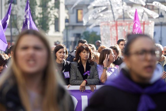 La secretaria de Igualdad del PSOE, Andrea Fernández (i), y la ministra de Igualdad, Ana Redondo (d), durante una manifestación por el 25N, a 25 de noviembre de 2023, en Madrid (España). 