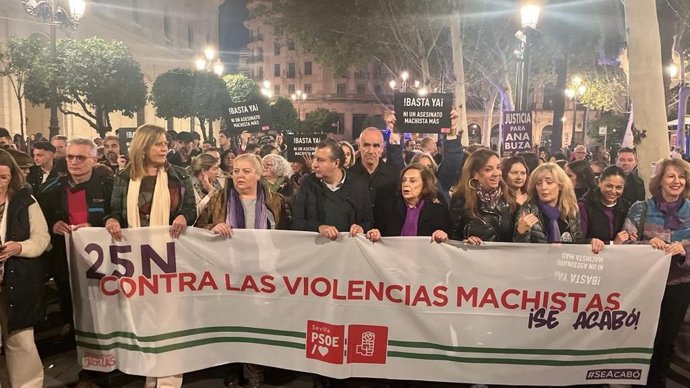 Cabecera de la manifestación celebrada en Sevilla con motivo del Día Internacional de la Eliminación de la Violencia contra la Mujer.