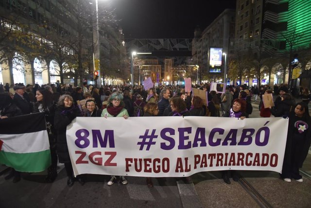 Centenares de personas durante una protesta por el 25N, en Zaragoza.