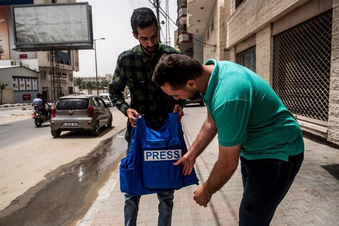 Archivo - Un chaleco identificativo de prensa en Gaza