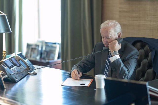 Archivo - Joe Biden hablando por teléfono