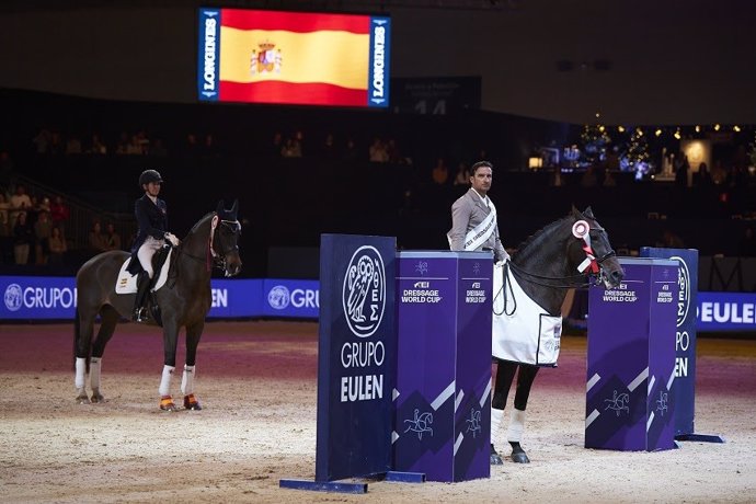 Daniel Martín Dockx y 'Malagueño LXXXIII', ganadores del Trofeo Grupo Eulen CDI-W FEI Dressage World Cup Grand Prix Freestyle; detrás, Beatriz Ferrer Salat y 'Elegance', clasificados en tercera posición.