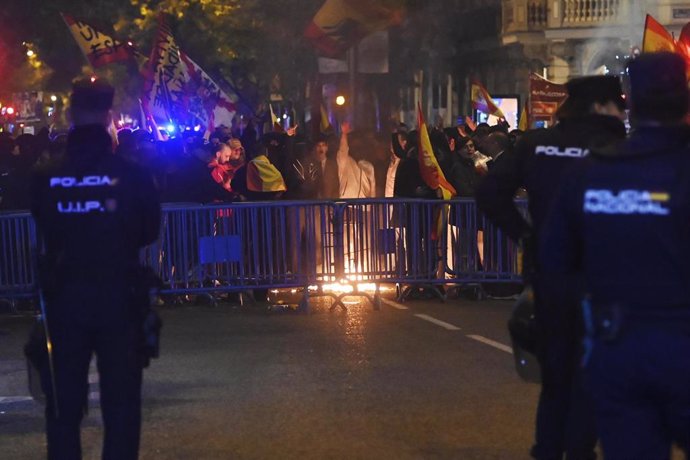 Varias personas queman una bandera estelada, durante la protesta convocada por el sindicato de Vox, en la calle Ferraz de Madrid, a 24 de noviembre de 2023, en Madrid (España). 