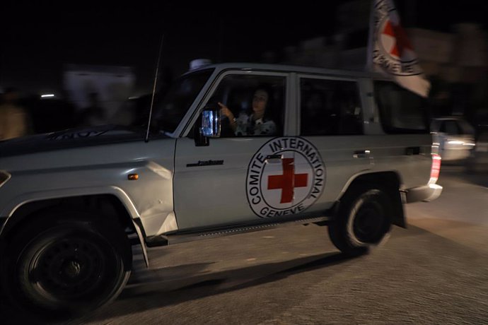 GAZA, Nov. 24, 2023  -- A vehicle belonging to the International Committee of the Red Cross transports released hostages toward the Rafah crossing in the southern Gaza Strip, on Nov. 24, 2023. Israel's Shin Bet internal security agency has received the fi