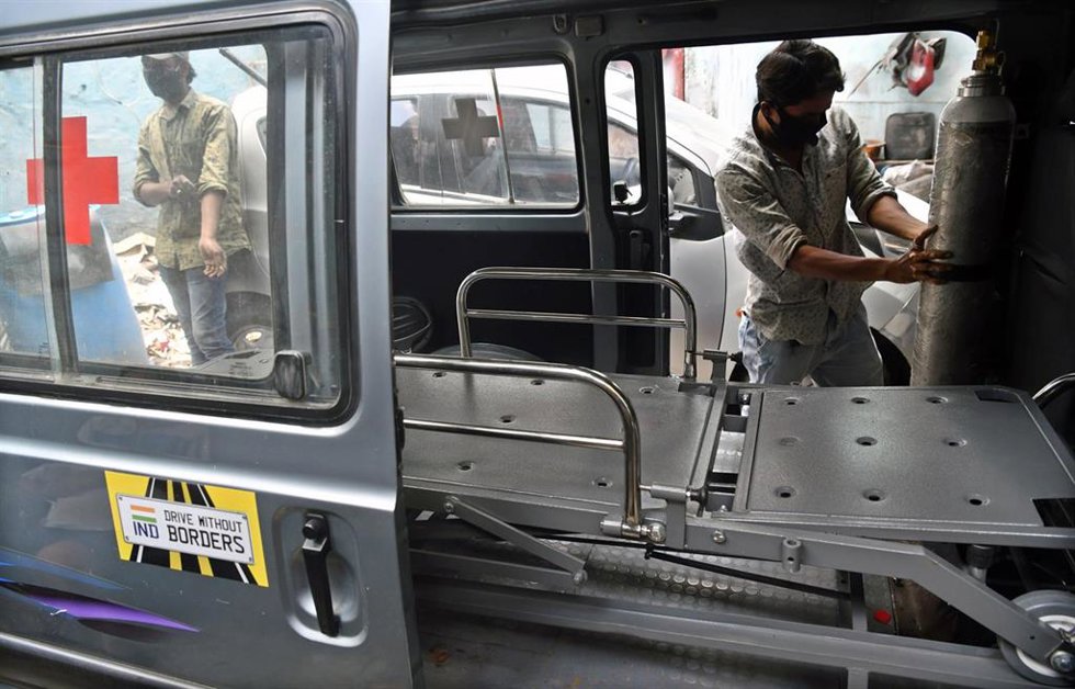 Archivo - Una ambulancia en India