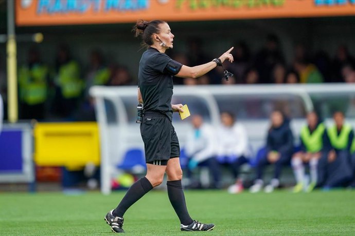 Archivo - La árbitra Rebecca Welch.