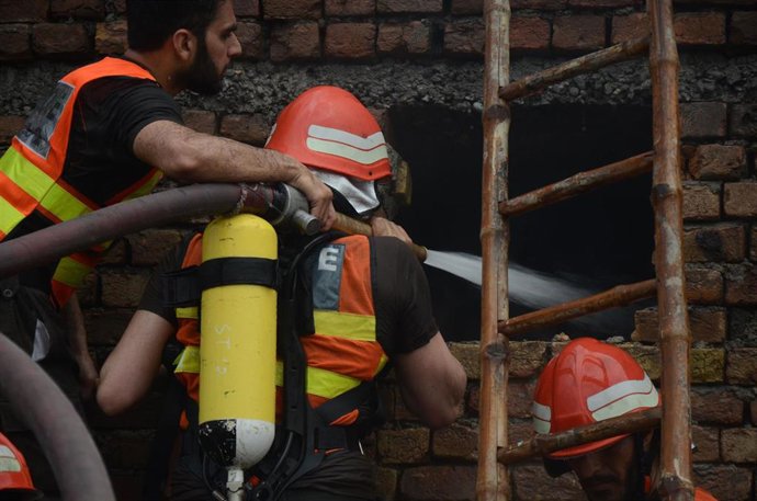 Archivo - Bomberos pakistaníes. 