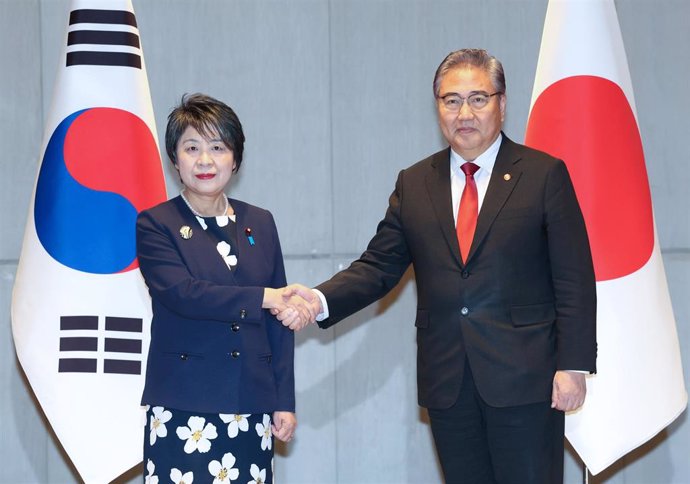 La ministra de Exteriores de Japón, Yoko Kamikawa, dando la mano su homólogo surcoreano, Park Jin