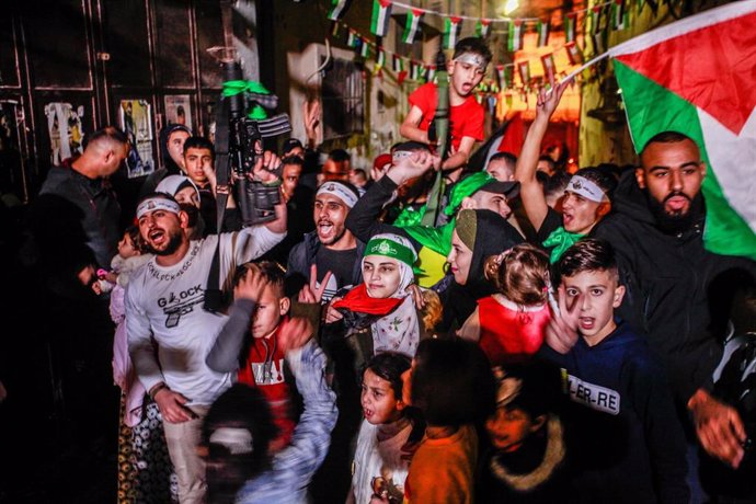 Un grupo de palestinos festeja la liberación de una prisionera.