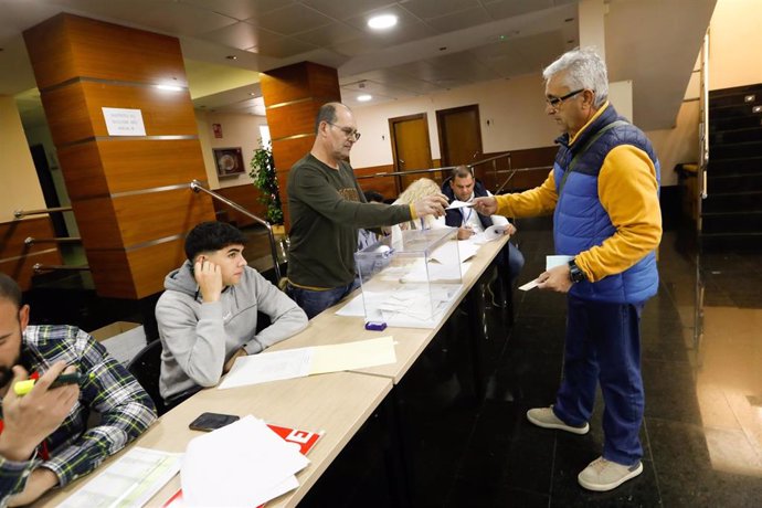 Un vecino de Ceutí ejerce su derecho a voto en las elecciones parciales celebradas este domingo