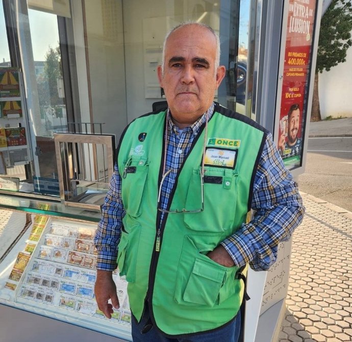 El vendedor de la ONCE Juan Manual Torres, quien ha llevado la suerte a Algeciras (Cádiz) con un sueldazo de la ONCE.