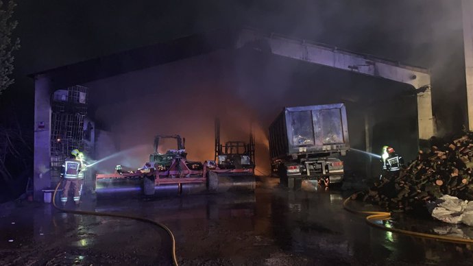 Nave agrícola que ha ardido en Pozán de Vero.