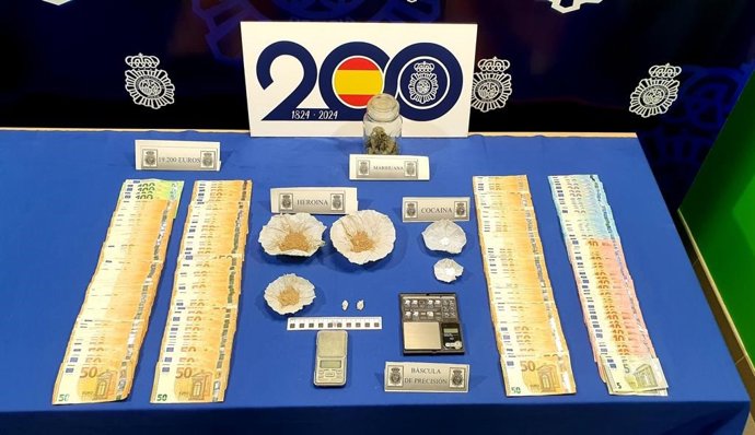 Foto del dinero y las sustancias incautadas por la Policía en el marco de la operación en Valladolid