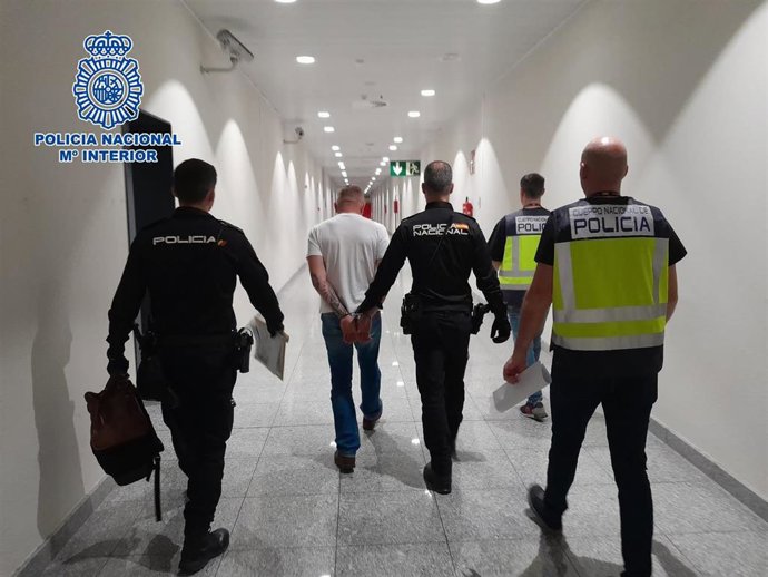 Detenido en el aeropuerto de Alicante un hombre reclamado por Hungría por cometer delitos de estafa, fraude y falsedad documental