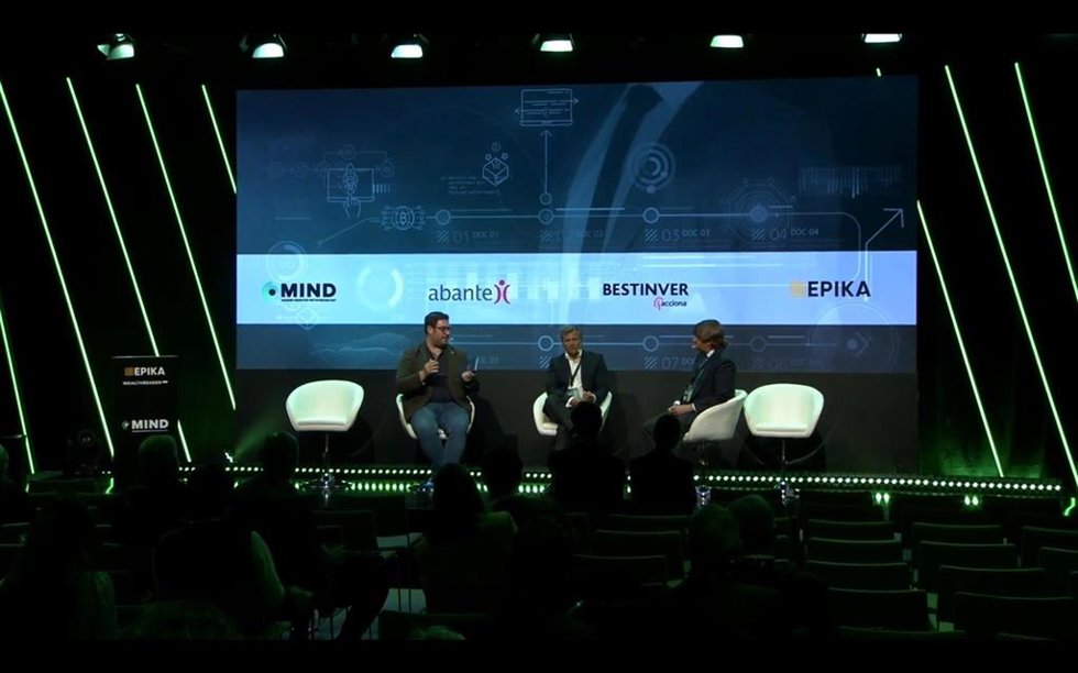 Debate en MIND entre José Ramón Iturriaga (socio y gestor de fondos de Abante, a la derecha) y Ricardo Seixas (director de renta variable en Bestinver, en el medio).