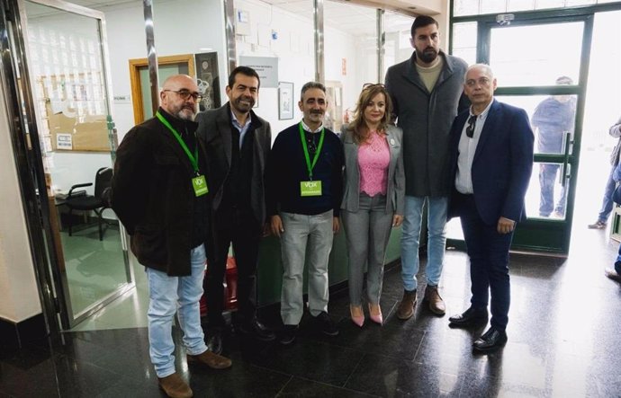 El vicepresidente del Gobierno regional y presidente provincial de VOX, José Ángel Antelo, ha acompañado esta mañana a la candidata del partido, Mari Gil, en las elecciones parciales que se celebran en Ceutí