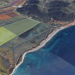 Imagen aérea de la playa de Es Codolar, donde los Bomberos de Ibiza evacuaron este sábado noche el cuerpo sin vida de una persona