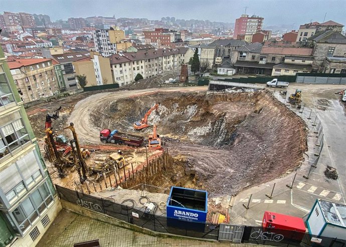 Archivo - Trabajos de construcción de viviendas en Santander