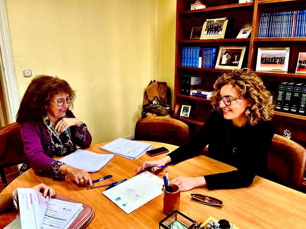 Firma de adquisición por parte de la Junta de 14 viviendas de la Sareb