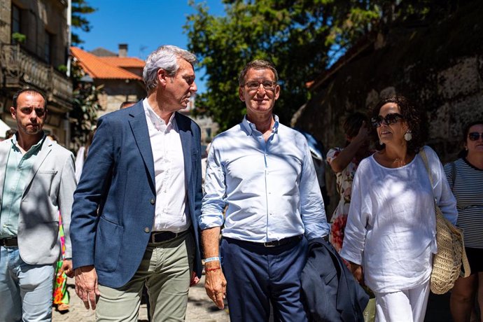 Archivo - Arquivo - O líder do Partido Popular, Alberto Núñez Feijóo (2d), e o presidente da Xunta de Galicia, Alfonso Rueda (2i), durante a Festa do Albariño, a 6 de agosto de 2023,  en Cambados, Pontevedra, Galicia (España). A festa do albariño é a fi