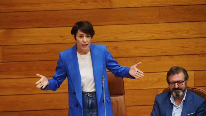 A portavoz nacional do BNG, Ana Pontón, xunto a Luís Bará, portavoz adxunto, no pleno do Parlamento de Galicia.