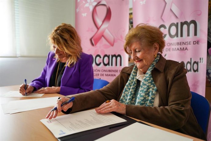 Imagen de la firma del convenio entre el Ayuntamiento de Huelva, por la alcaldesa Pilar Miranda, y la presidenta de AOCAM, Josefa Amarillo Lozano.