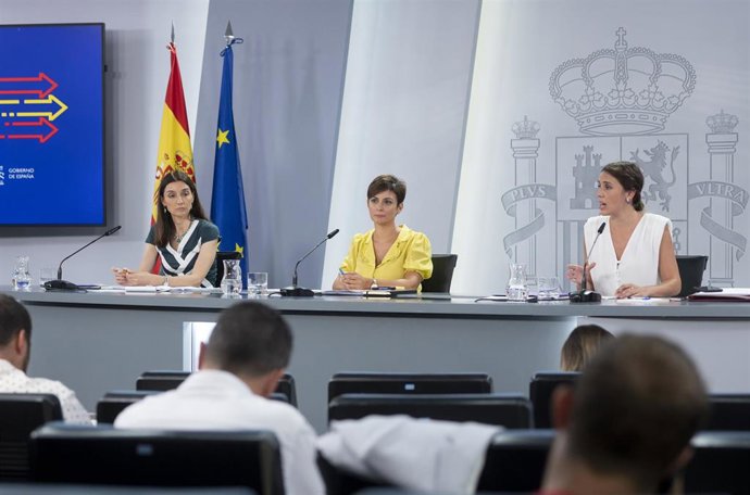 Archivo - (I-D) Las exminisrtas Pilar Llop e Irene Montero durante una rueda de prensa posterior a la reunión del Consejo de Ministros, en el Palacio de La Moncloa, a 30 de agosto de 2022, en Madrid  (España). 