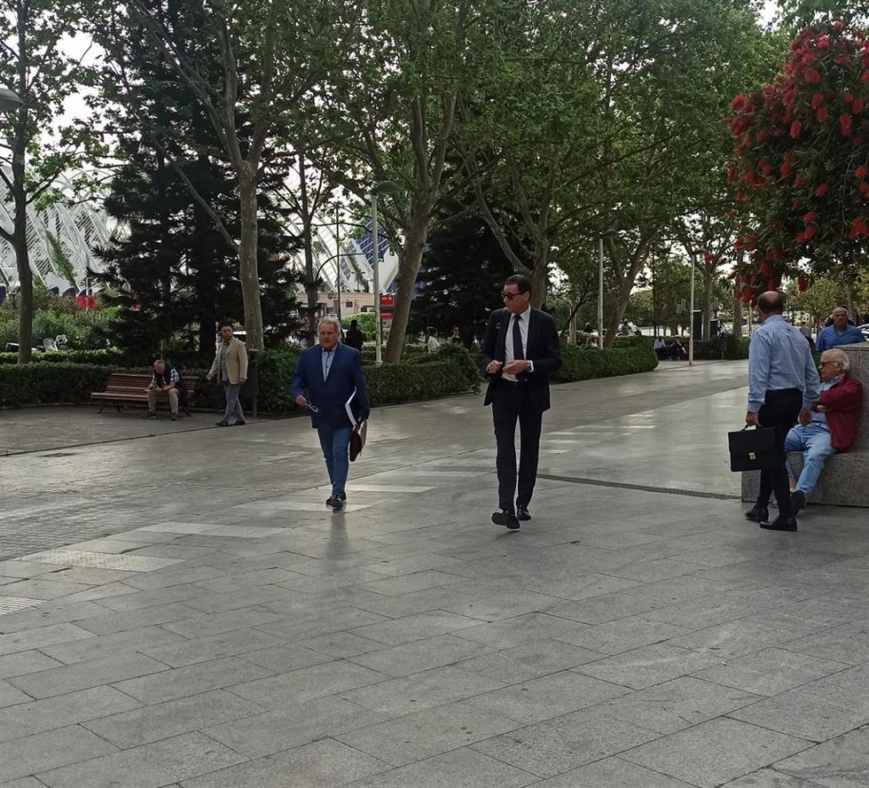 Archivo - Rus a su llegada a los juzgados acompañado de su abogado, Emilio Pérez Mora