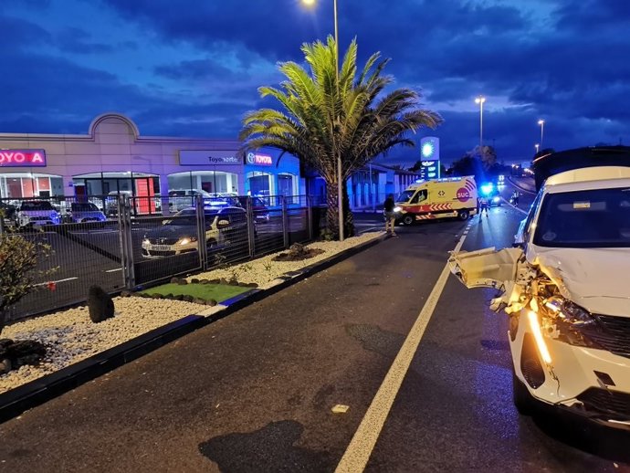 Imagen de los daños producidos en el vehículo tras atropellar a un joven de algo más de 20 años en la Autopista del Norte