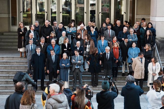 Magistrados vascos durante una concentración en la escalinata del Palacio de Justicia de la capital vizcaína, a 23 de noviembre de 2023, en Bilbao, Vizcaya, País Vasco (España). Hoy se ha convocado una concentración "en defensa de la independencia judic