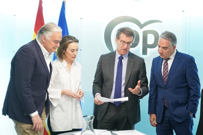 Archivo - El líder del PP, Alberto Núñez Feijóo, preside la reunión del comité de dirección del PP. En la sede del PP junto a Cuca Gamara, Elías Bendodo y Esteban González Pons. Madrid, 27 de febrero de 2023.