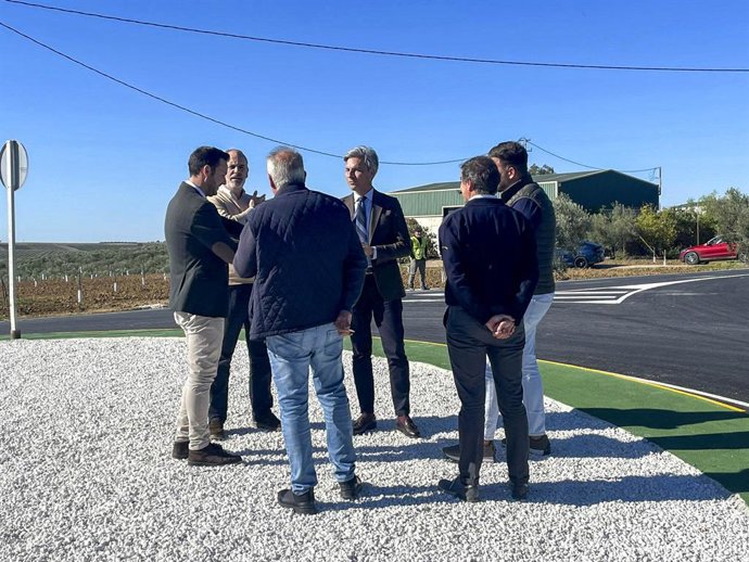 La Diputación mejora seguridad vial de la intersección de la CO-3301 y CO-3303 con una rotonda
