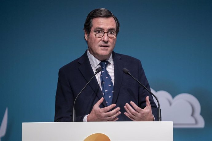 Archivo - El presidente de la CEOE, Antonio Garamendi, interviene durante la jornada Liderando el cambio: la juventud empresaria habla sobre economía verde y transición energética, celebrada por la Confederación Española de Jóvenes Empresarios (Ceaje)