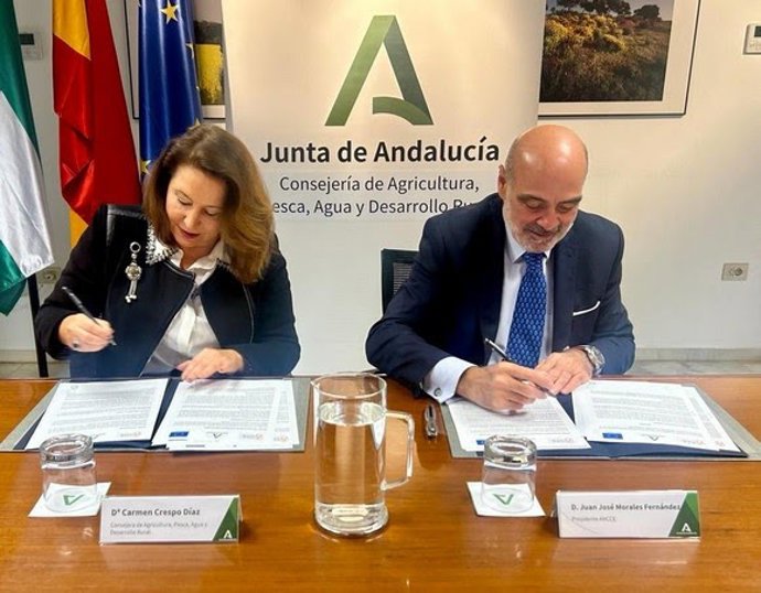 La consejera de Agricultura, Carmen Crespo, y el presidente de la Real Asociación Nacional de Criadores de Caballos de Pura Raza Española (Ancce), José Juan Morales, han firmado un convenio para cooperar en el mantenimiento y mejora de la raza.
