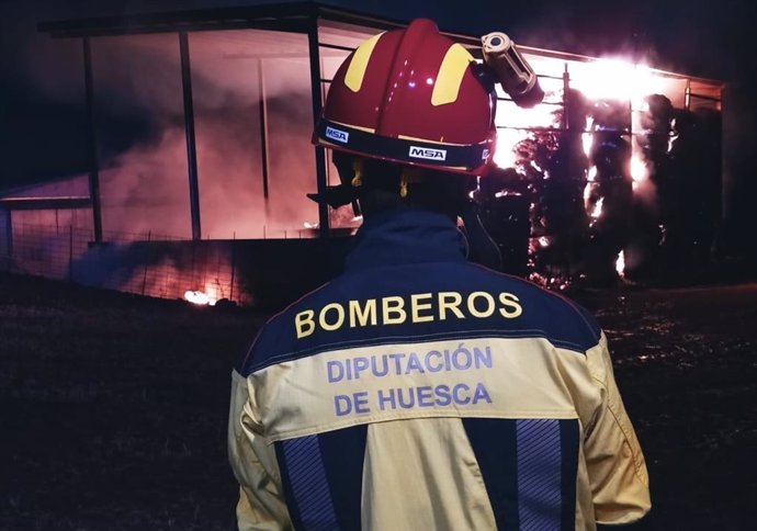 Archivo - Bombero de la DPH durante una actuación, en una imagen de archivo.