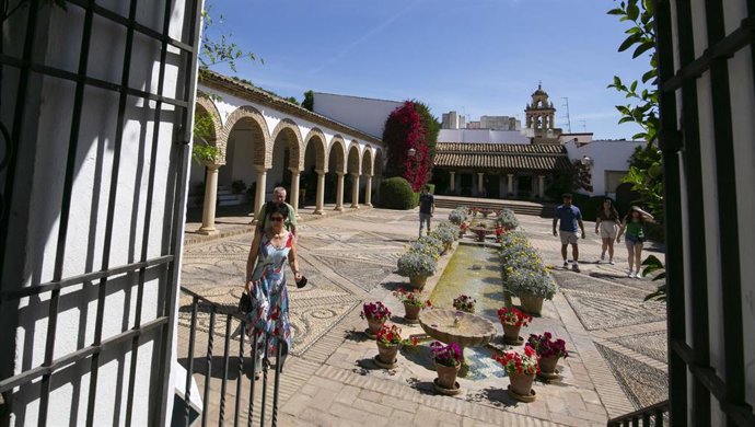 Archivo - Varias personas caminan por una zona perteneciente al Palacio de Viana.