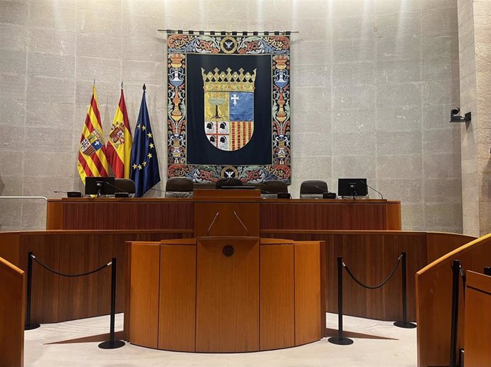 Archivo - Tribuna de oradores del hemiciclo de las Cortes de Aragón.