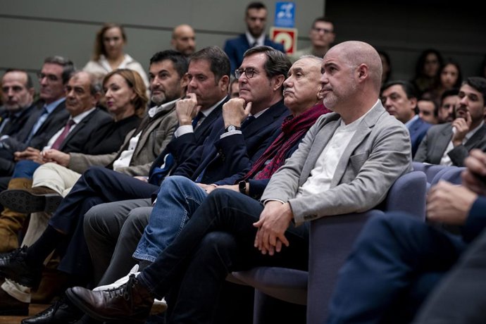 (I-D) El presidente de la Cepyme, Gerardo Cuerva; el presidente de la CEOE, Antonio Garamendi; el secretario general de UGT, Pepe Álvarez y el secretario general de CCOO, Unai Sordo, durante la toma de posesión del cargo de Yolanda Díaz, en la sede mini