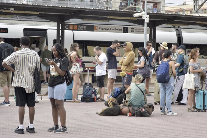 Archivo - Imatge de recurs de desenes de persones esperant el tren a l'estació de Renfe de Vilanova i la Geltrú, una de les estacions on s'aplicarà el pla 'Transformem Rodalies'