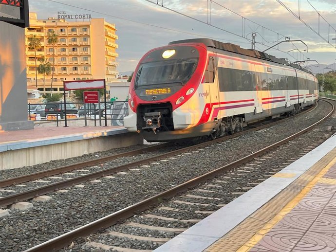 Tren de Cercanías de Renfe de la línea C-1 llega a la parada apeadero de Los Álamos, en Torremolinos, procedente del centro de Málaga.