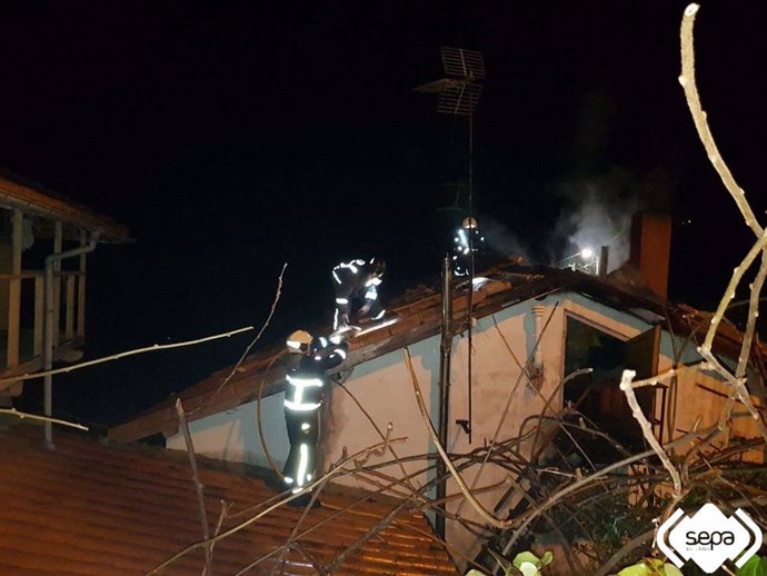 Archivo - Imagen de archivo de la intervención en el incendio de una vivienda en Pravia.