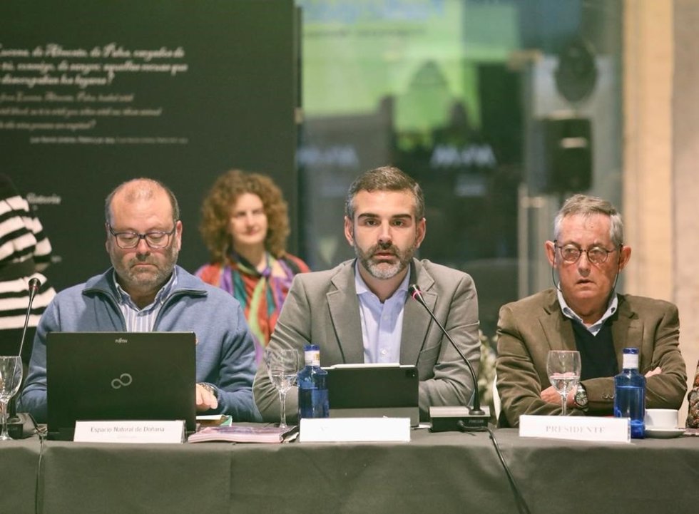 Archivo - El consejero de Sostenibilidad y portavoz del Gobierno andaluz, Ramón Fernández-Pacheco, junto al presidente del Consejo de Participación de Doñana, Miguel Delibes, en una imagen de 14 de diciembre de una reunión del órgano en Almonte (Huelva).