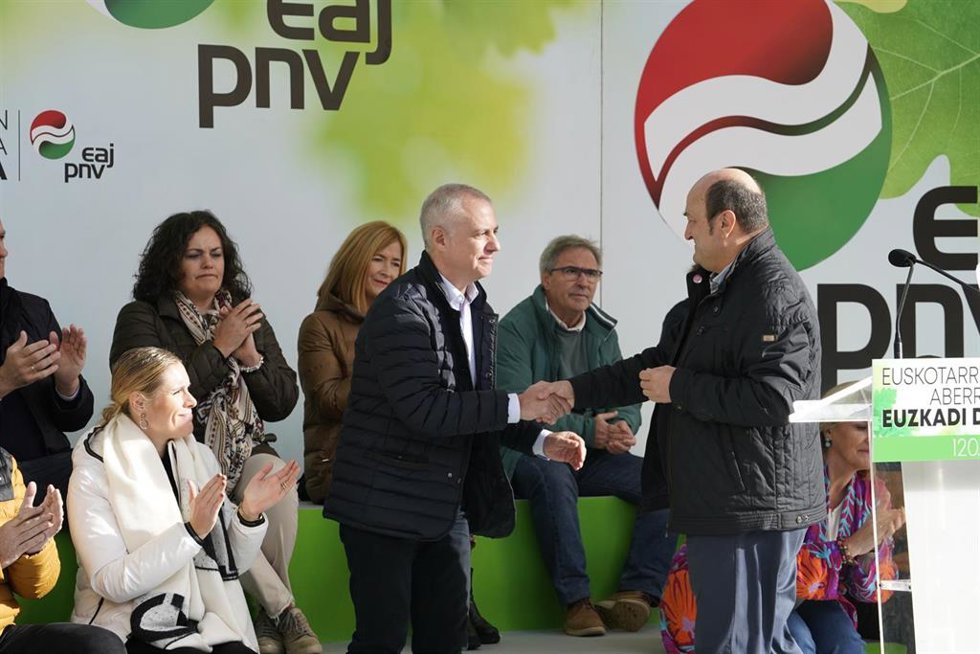 El Lehendakari, Iñigo Urkullu (i), y el presidente del EBB del PNV, Andoni Ortuzar (d), durante un acto político en el 120 aniversario del fallecimiento de Sabino Arana