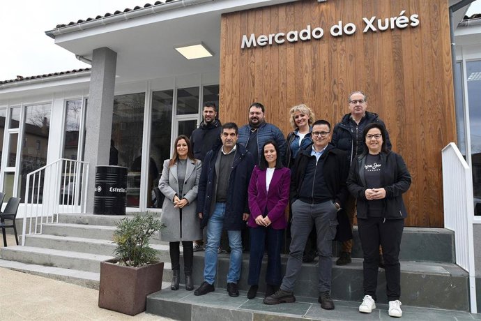 El conselleiro do Medio Rural, José González, visita el Mercado do Xurés.