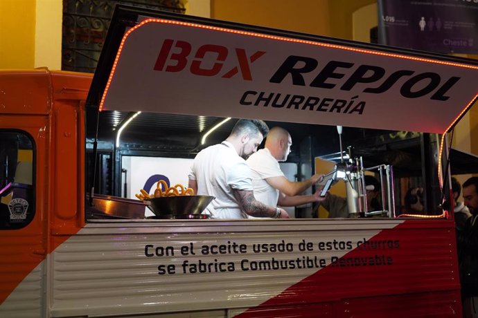 Repsol monta una churrería en Cheste para concienciar sobre los combustibles renovables