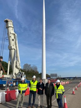 El alcalde de Oviedo, Alfredo Canteli, y el concejal de Infraestructuras, Ignacio Cuesta, visitan las obras de entrada a Oviedo por la A66, con motivo del izado del mástil de la nueva pasarela peatonal de Santullano.