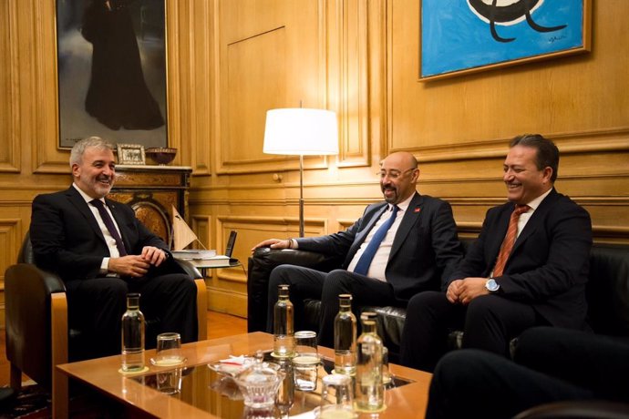 L'alcalde de Barcelona, Jaume Collboni, s'ha reunit amb l'alcalde de Tànger (Marroc), Mounir Laymouri