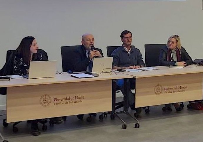 Fotografía celebrada en la Universidad de Huelva durante el encuentro con médicos de todas las especialidades de la provincia.